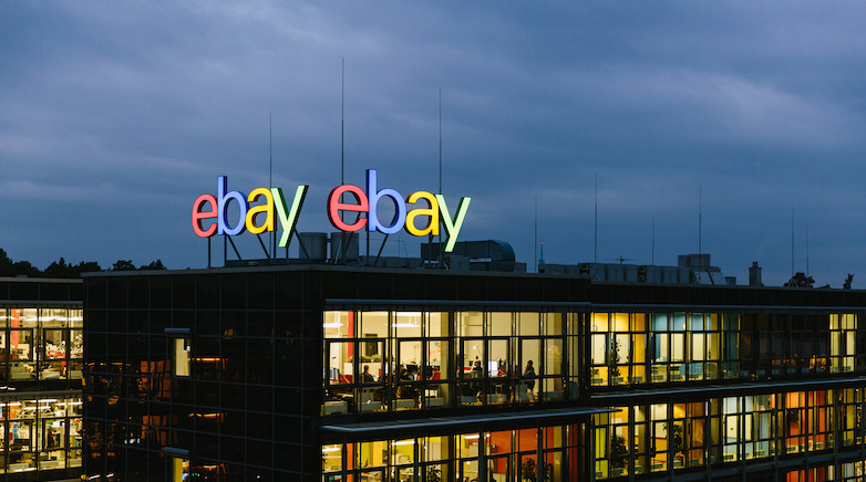 تؤدي الثقوب الموجودة في قائمة حظر الكلمات الرئيسية الخاصة بـ eBay إلى إعلانات للبضائع اليمينية المتطرفة