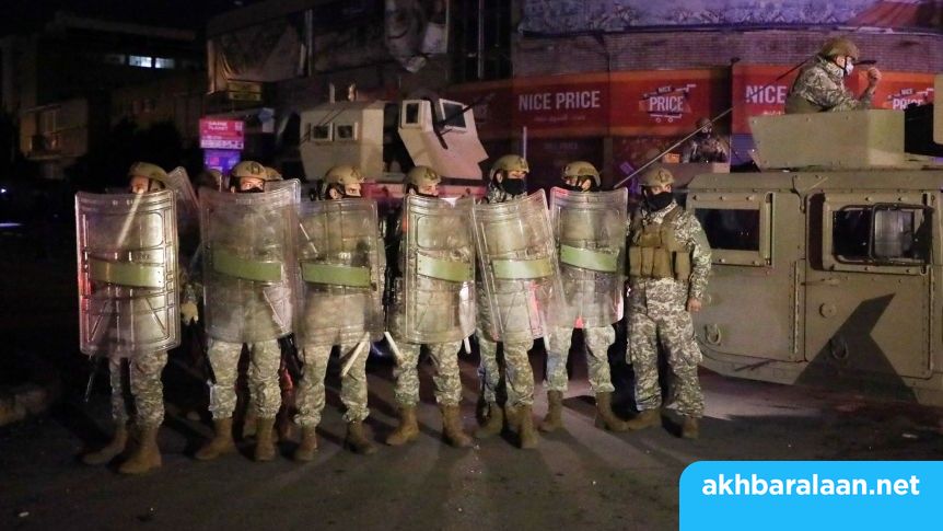 متظاهرون يحتجون أمام منزل وزير الاقتصاد في بيروت