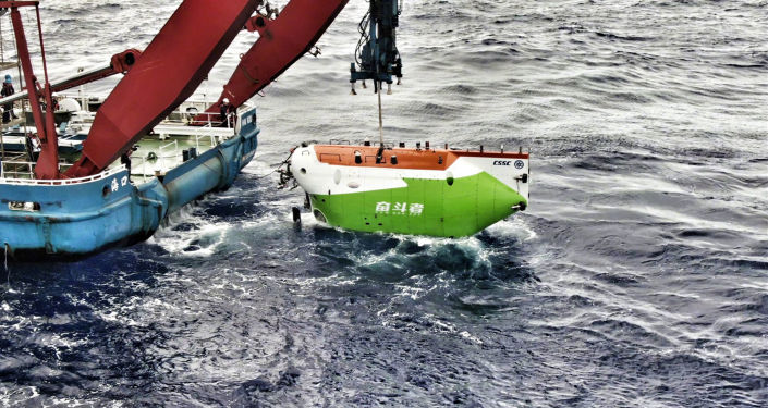 中國「奮鬥者」號全海深載人潛水器完成萬米海試後成功返航 - Sputnik 中國