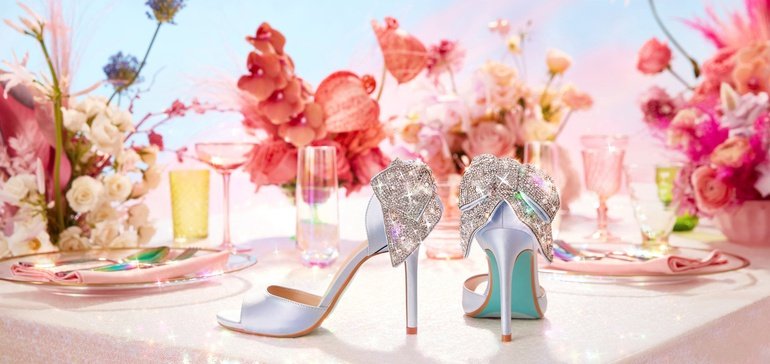 David's Bridal，Betsey Johnson的鞋履合作伙伴