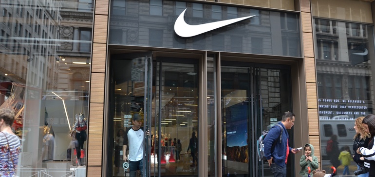 报告：耐克放弃了DSW，Urban Outfitters和梅西百货，以寻求更多的DTC销售