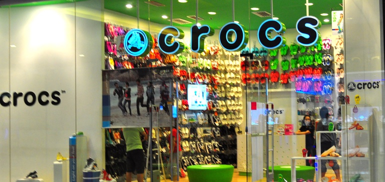 随着 DTC 和批发业务的兴起，Crocs 第二季度的收入几乎翻了一番