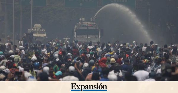 Venezuela: una tanqueta atropella a manifestantes cerca de base militar en Caracas