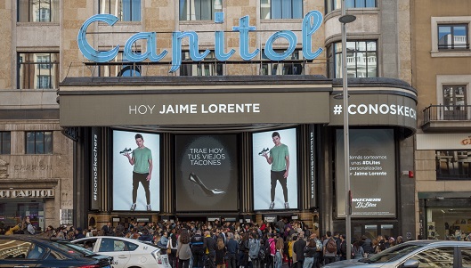 Skechers regaló zapatillas en una acción especial con el actor Jaime Lorente | Marcas