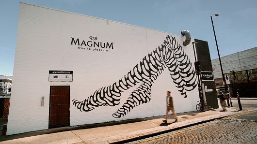 El mural que el artista Brendan Monroe ha creado para Magnum en Londres | Internacional