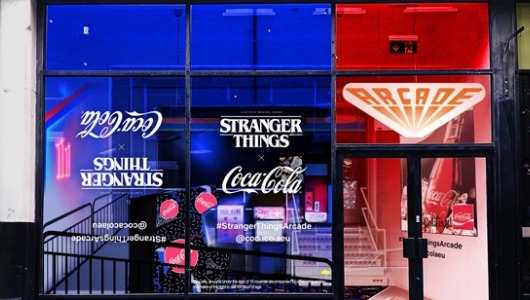 Regreso a los Ochenta con Coca-Cola y "Stranger Things": abren unos recreativos | Internacional