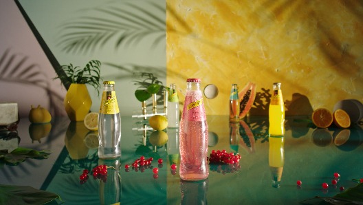 Schweppes estrena campaña (y agencia creativa) para su tónica rosa | Marcas