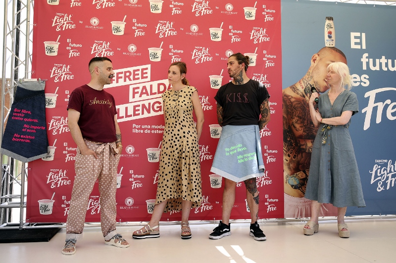 De izquierda a derecha, Ángel Vilda, diseñador Brain&Beas; Maria Chiara Marchetti, brand manager de Light&Free; Benji Verdes, poeta urbano e influencer; y Marta Olmos, manager de comunicación externa, productos lácteos y de origen vegetal de Danone De izquierda a derecha, Ángel Vilda, diseñador Brain&Beas; Maria Chiara Marchetti, brand manager de Light&Free; Benji Verdes, poeta urbano e influencer; y Marta Olmos, manager de comunicación externa, productos lácteos y de origen vegetal de Danone