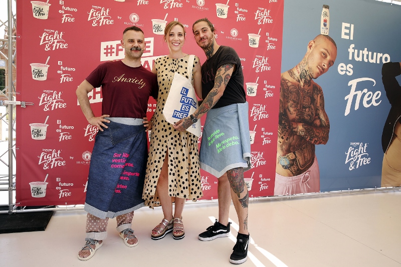 De izquierda a derecha, Ángel Vilda, diseñador Brain&Beas; Maria Chiara Marchetti, brand manager de Light&Free; y Benji Verdes, poeta urbano e influencer De izquierda a derecha, Ángel Vilda, diseñador Brain&Beas; Maria Chiara Marchetti, brand manager de Light&Free; y Benji Verdes, poeta urbano e influencer