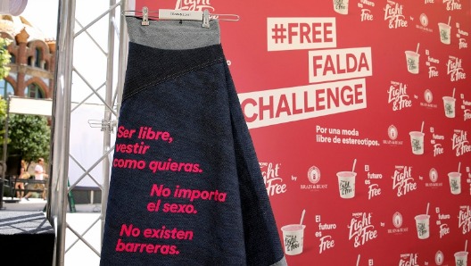 Danone crea una falda unisex y unitalla para luchar contra los estereotipos de género | Marcas