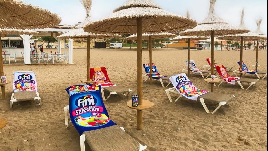 Fini Golosinas regala estas toallas en su promoción veraniega | Marcas