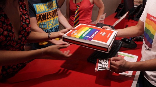 Pizzas gratis para los que retiren mensajes intolerantes durante el Orgullo | Marcas