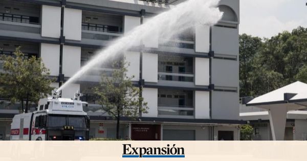 El aeropuerto de Hong Kong suspende los vuelos por una protesta masiva