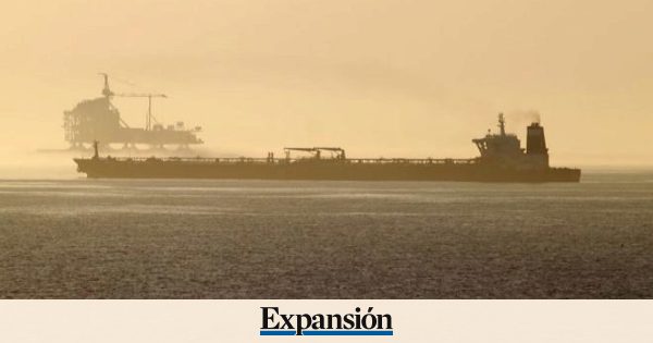 El petrolero iran abandona el puerto de Gibraltar