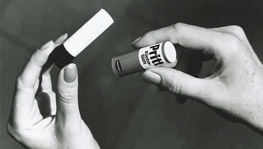 La curiosa historia del pegamento en barra Pritt | Marcas