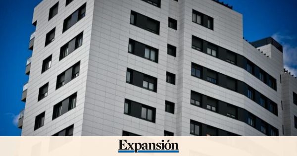 La venta de viviendas se desploma en junio el 18,9% pero el precio sube 1%, según los notarios