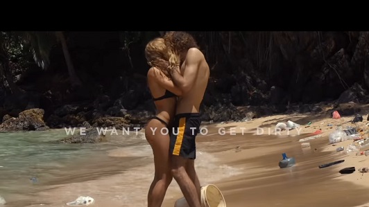 Pornhub pide a sus usuarios que vean un vídeo para ayudar a limpiar la playa | Internacional