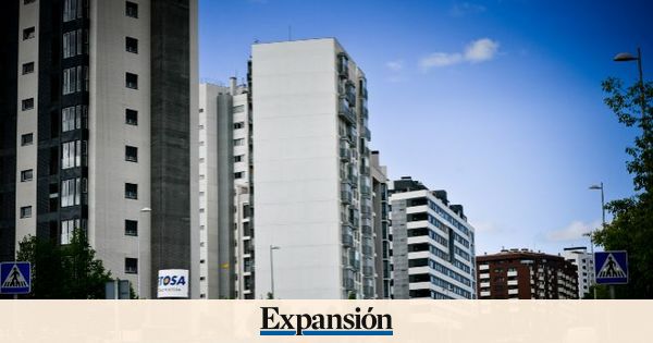 La compra de vivienda retrocede un 20,8% y el precio cae un 1% en julio