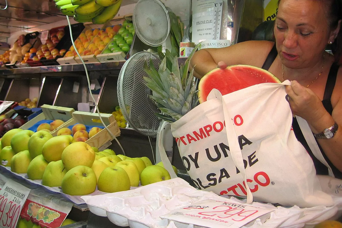 El IPC cae en octubre al -0,8% por la bajada del precio de la electricidad