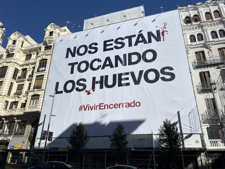 La llamativa campaña que denuncia el maltrato a las gallinas | Marcas