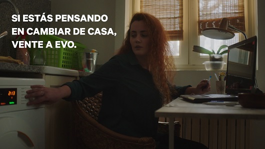 Simpática campaña de EvoBanco que 'se cuela' en las casas a través de las videollamadas