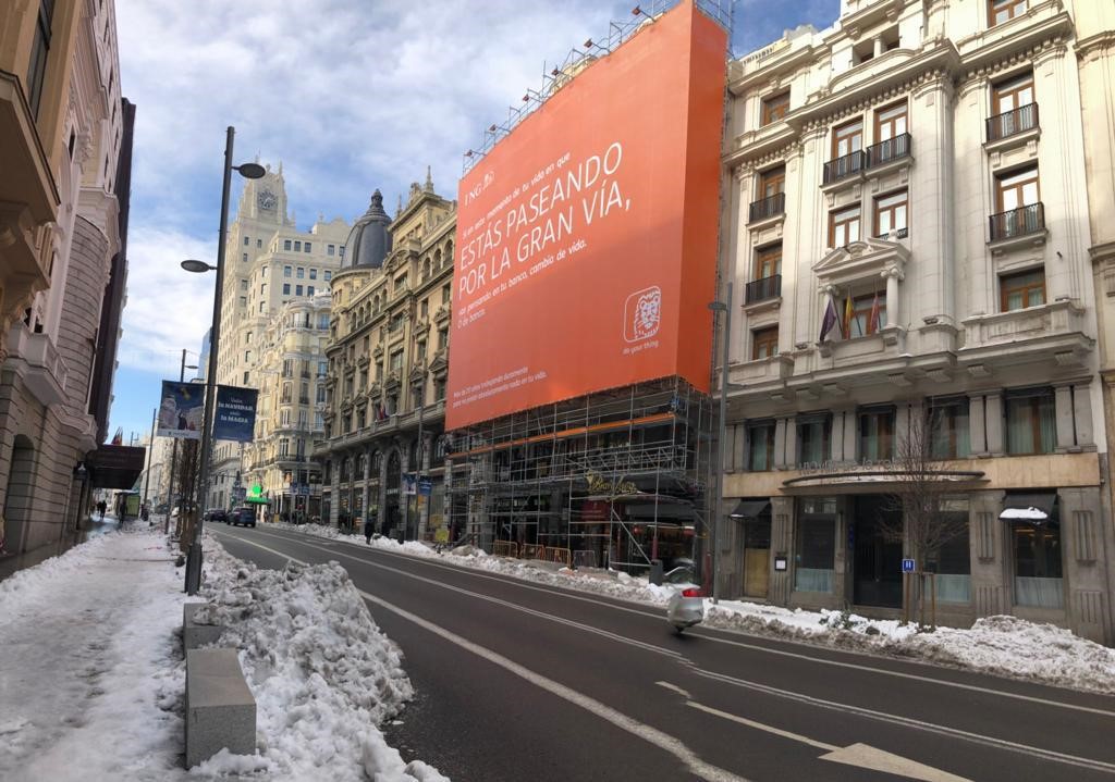 ING refuerza su posicionamiento con esta lona en la Gran Vía de Madrid