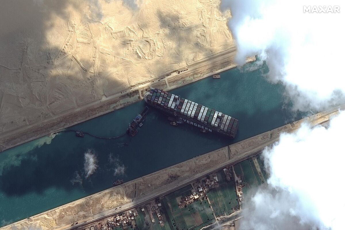 400 millones bloqueados cada hora en Suez