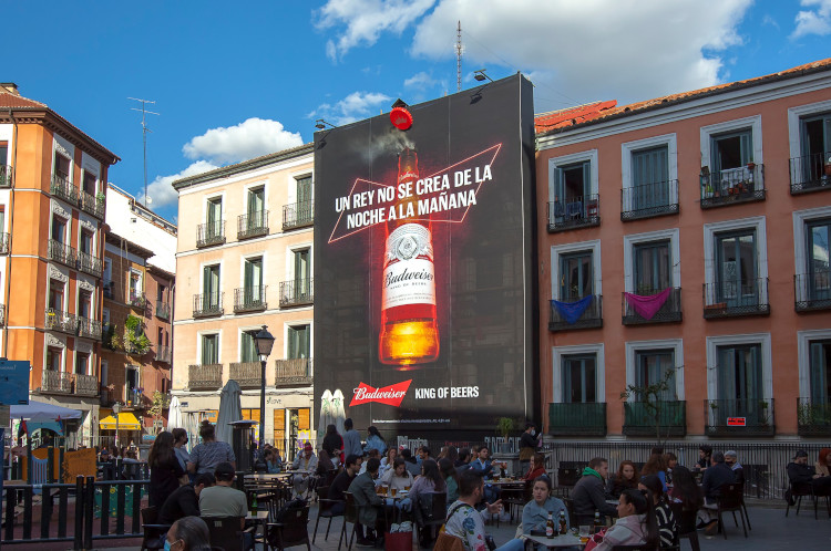 Budweiser presume de botella con esta original acción de exterior