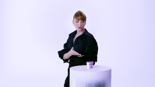 Divertida campaña de Vitalinea para promocionar sus desnatados: una lona viva, cómicas y Najwa Nimri