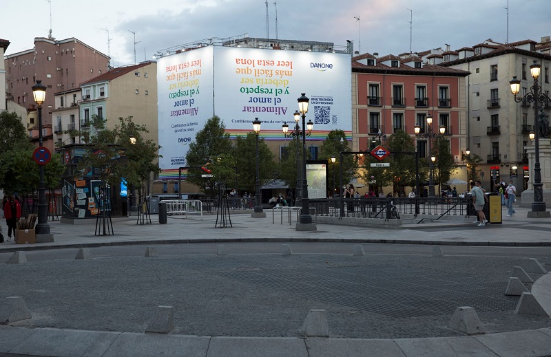 Danone instala una lona al revés para concienciar sobre la diversidad y la inclusión