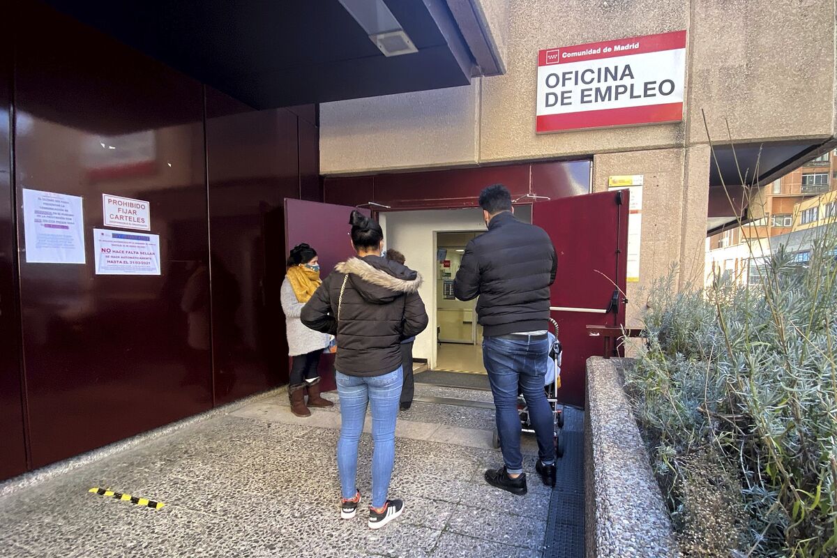 El paro experimenta en mayo su mayor descenso en 25