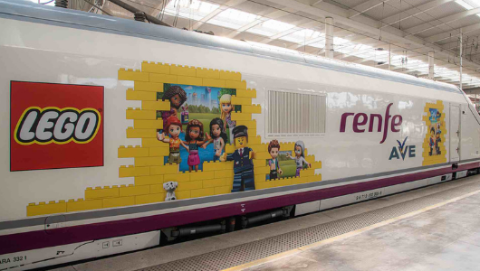 Renfe y Lego se unen para este verano.