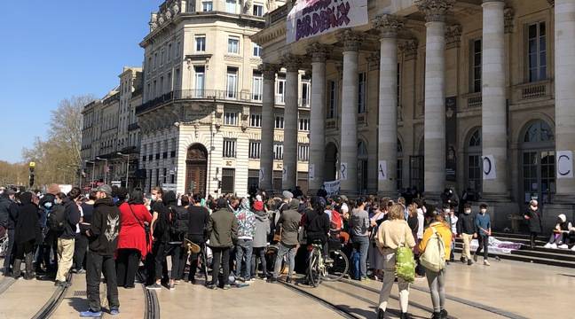 Les occupants de l'opéra évacués, un sitting s'organise devant