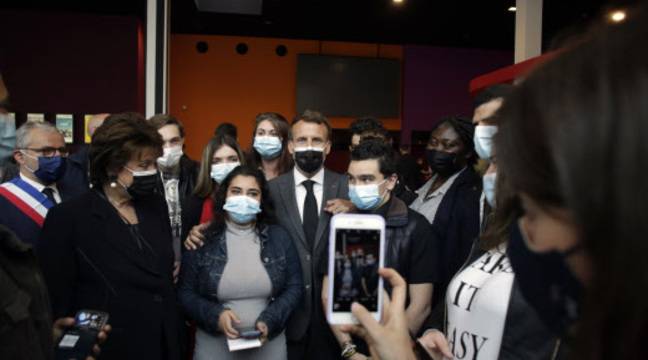 L’opération séduction d’Emmanuel Macron envers les jeunes est-elle efficace ?