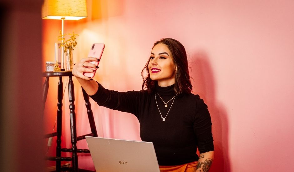 une influenceuse se filmant en selfie