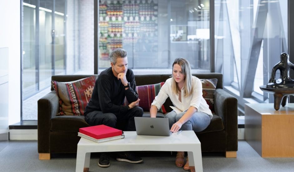 deux professionnels qui échangent sur le branding