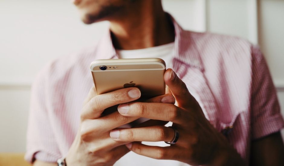 un prospect sur son smartphone
