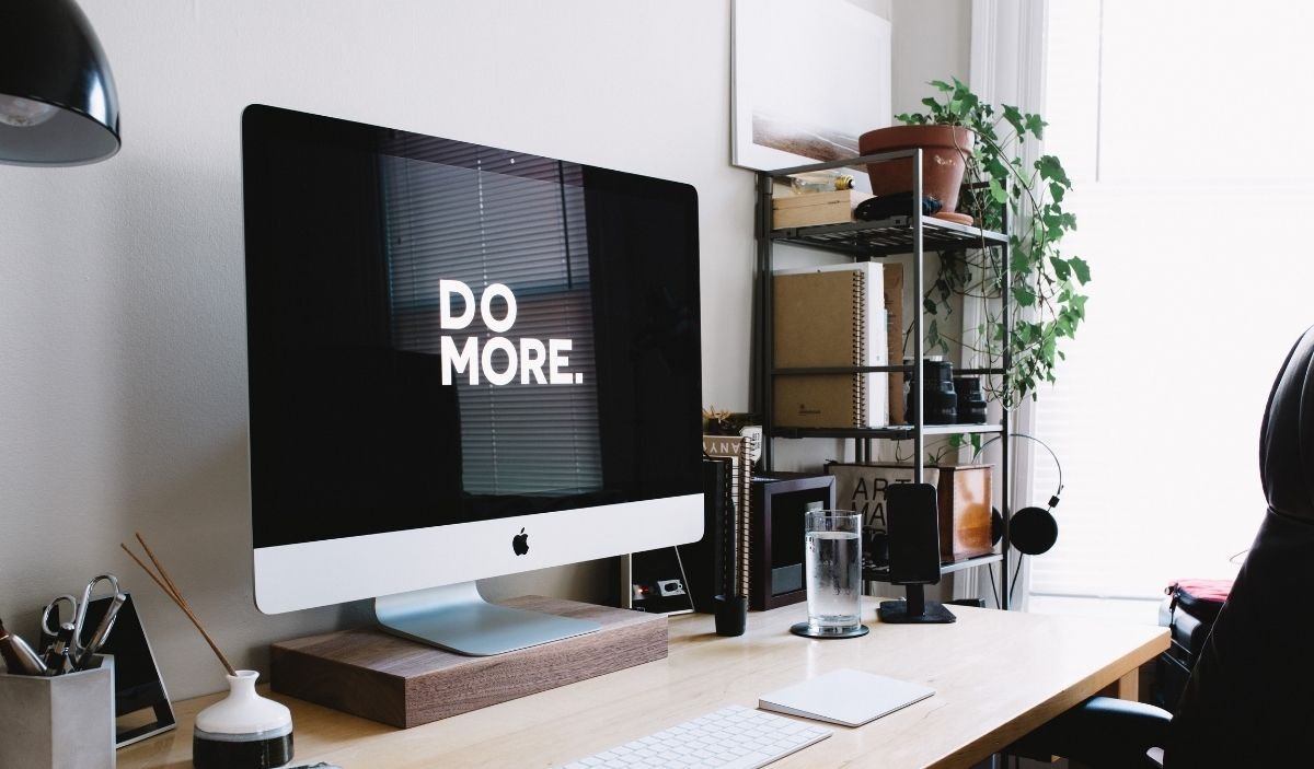 un poste de travail affichant "do more"