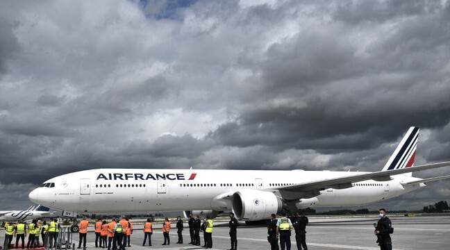 L'arrivée des ressortissants français à Roissy, le Var toujours en feu et le Covid gagne du terrain