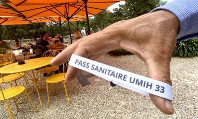 Le dispositif de bracelet pour accéder aux bars et restaurants suspendu
