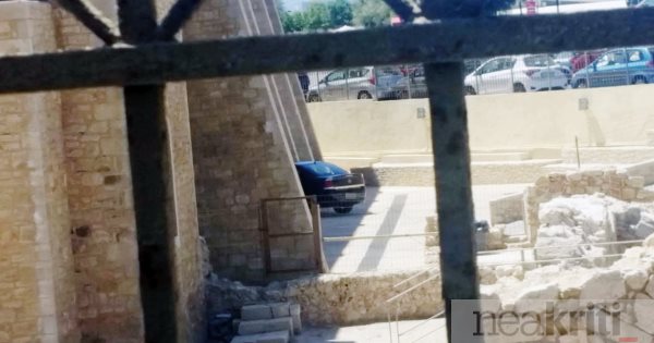 Χώρος... στάθμευσης έγινε ο Ιερός Ναός Πέτρου και Παύλου; - "Μικρά κ' Περίεργα"