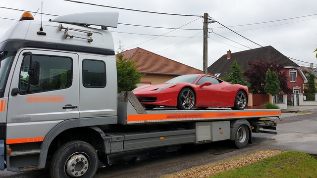 Lecsapott a TEK a bűnbandára, Ferrari állt az udvaron