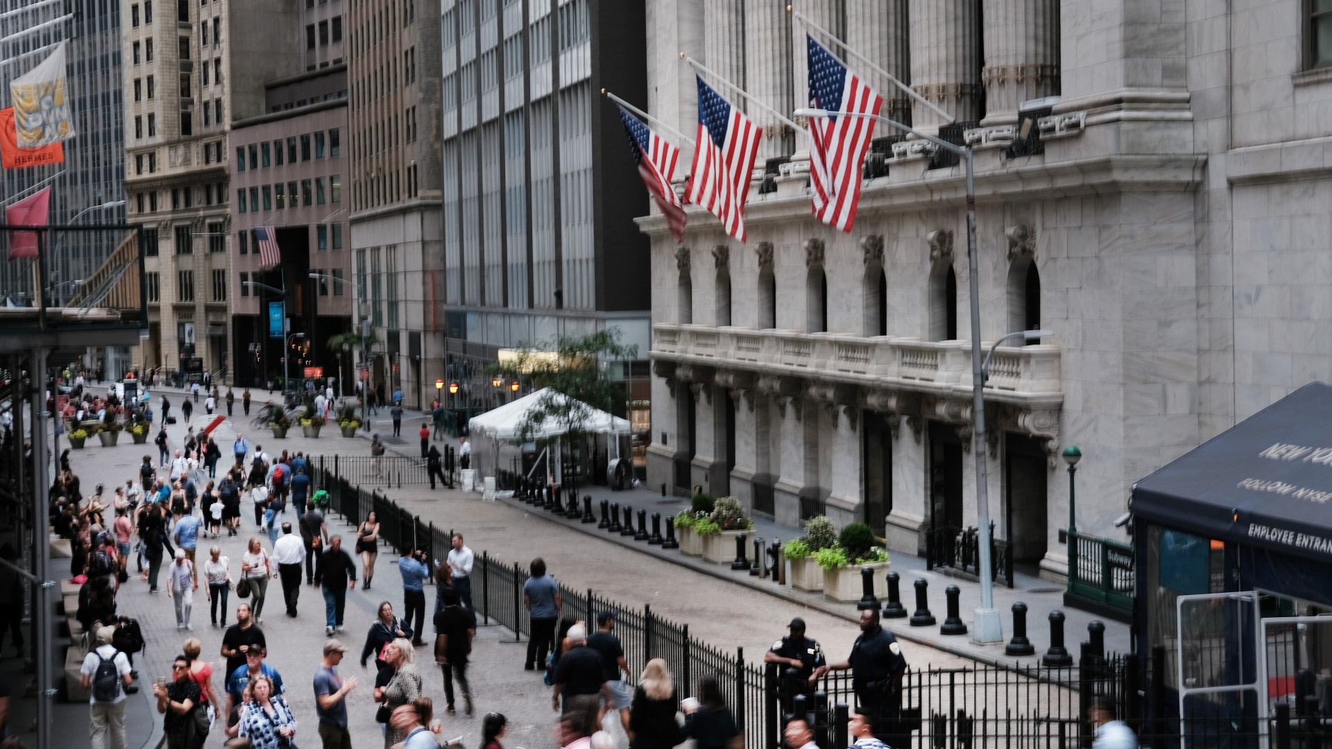 Egy éven belül jöhet a recesszió – Erre készülnek a befektetési profik