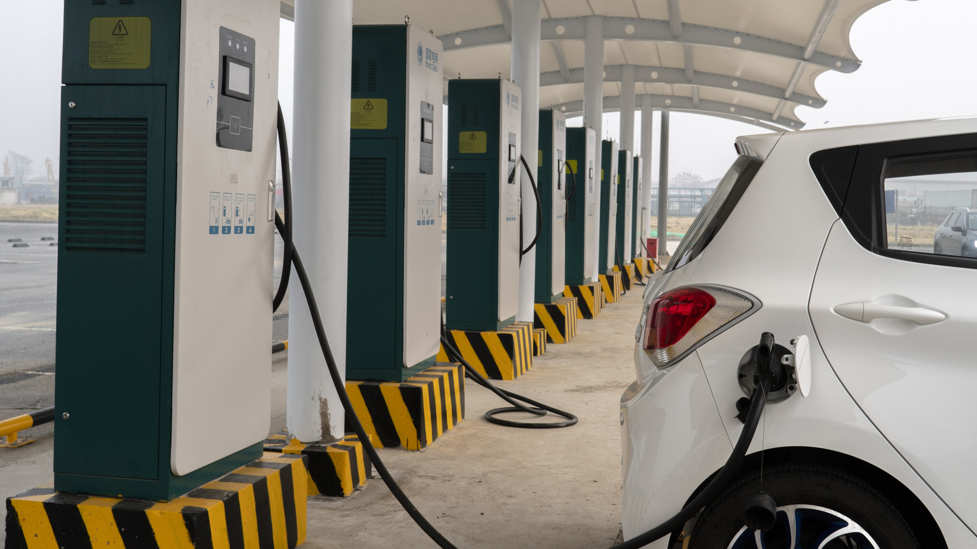Kínában tényleg komolyan gondolják az elektromos autózást - Már több mint 1 millió töltőjük van