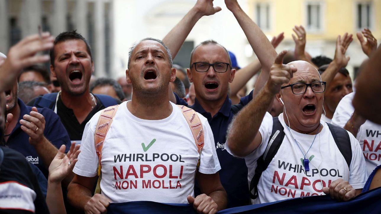 La Whirlpool cede la sede di Napoli, il Mise: "Decisione grave e unilaterale"