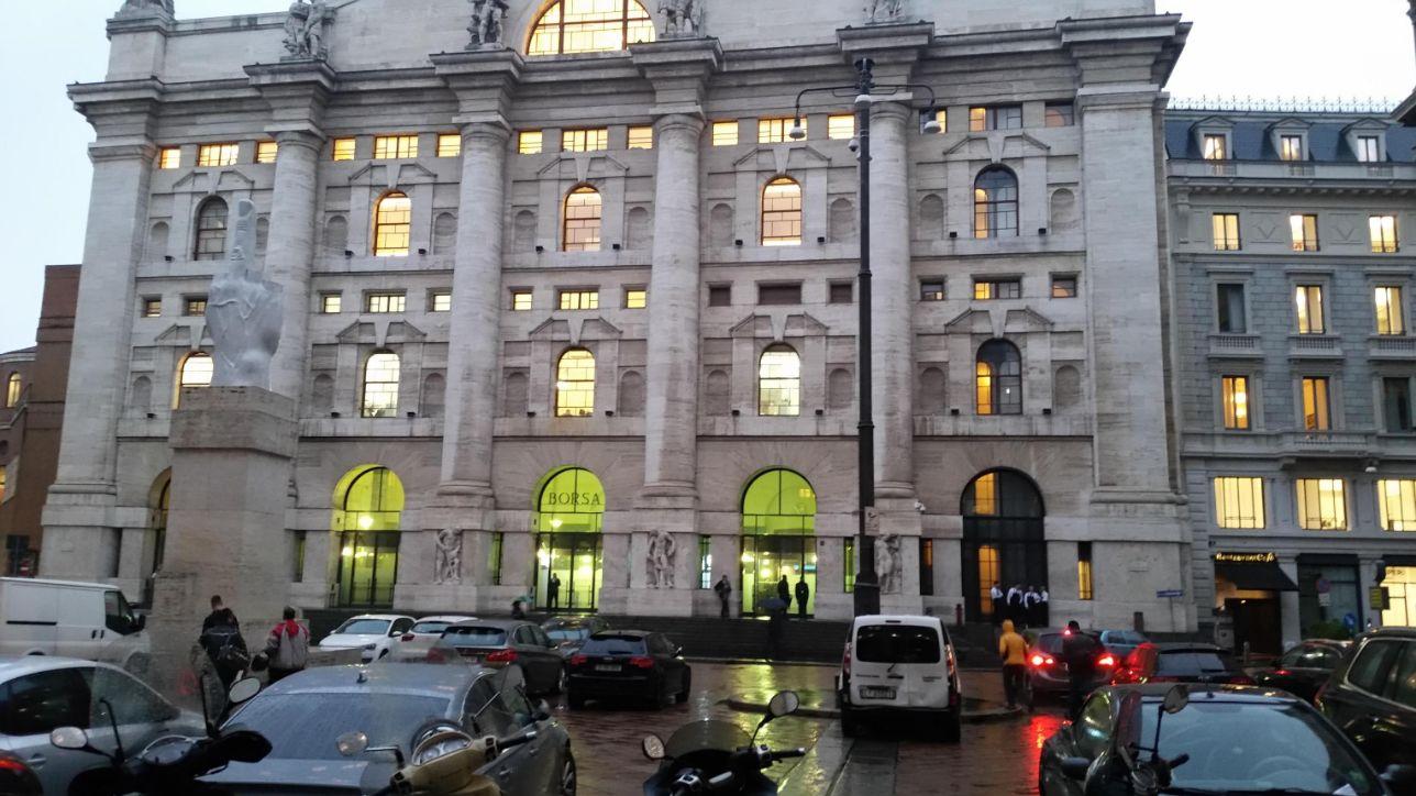 Piazza Affari chiude a +0,61%, lo spread scende a 165 punti