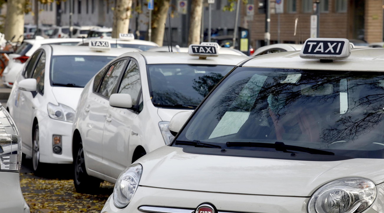 Dl Ristori: bus privati, Ncc e taxi per potenziare il trasporto pubblico destinato anche agli studenti 