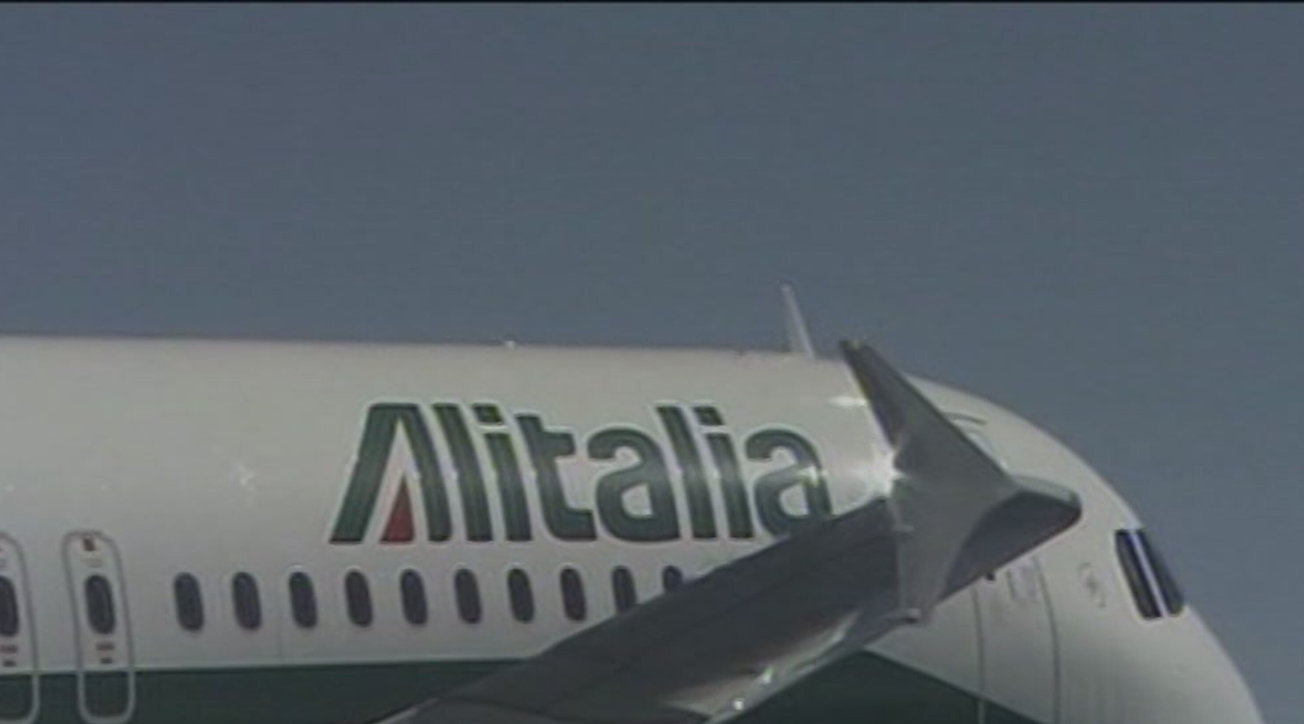 Crisi Alitalia, i sindacati: "Gli stipendi non sono ancora stati pagati" e crollano i ricavi della compagnia