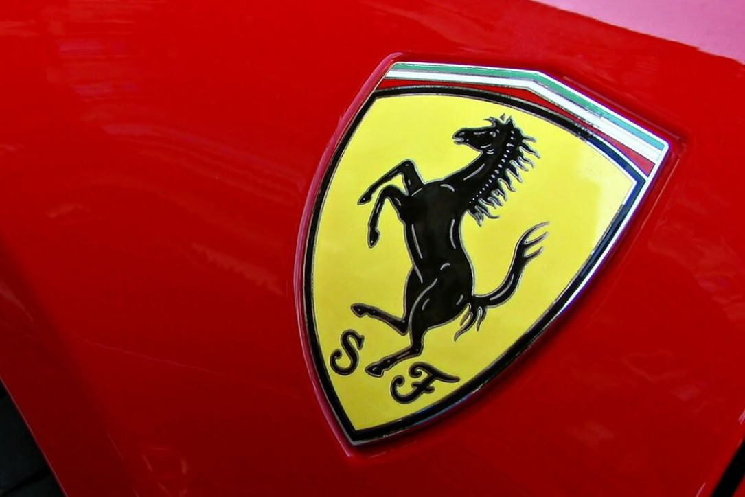 Elkann: "Prima Ferrari elettrica nel 2025"