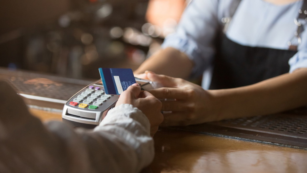 I pagamenti da non fare mai in contanti: ecco perché